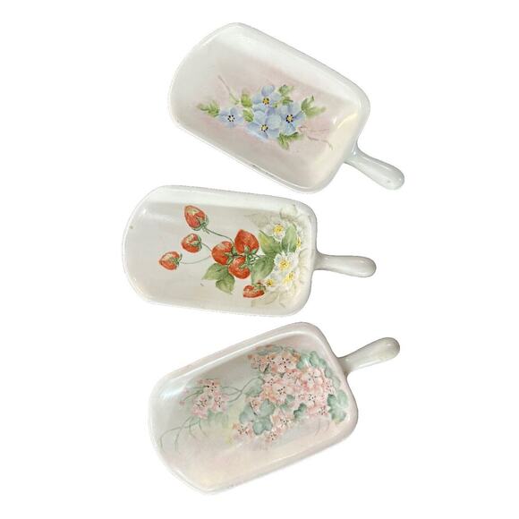 Vintage 1976 Set Of 3 Cottagecore Floral Strawberries Handled Scoops - Picture 3 of 7